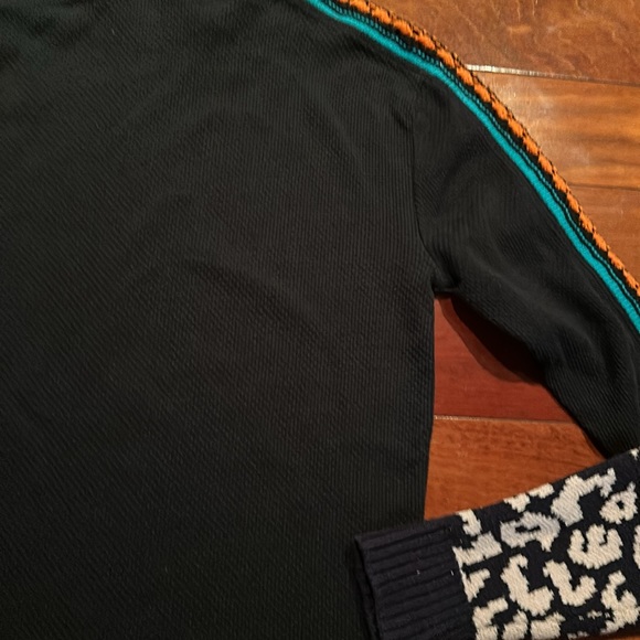 Free People sweater with crochet on sleeves. Like brand new. Size S. - Picture 6 of 8